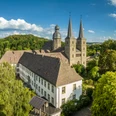 Marienmuenster-Abtei Marienmuenster-Teutoburger-Wald-Tourismus-D-Ketz-097.jpg Luftaufnahme der Abtei Bursfelde mit zwei markanten Türmen, umgeben von üppiger grüner Natur.