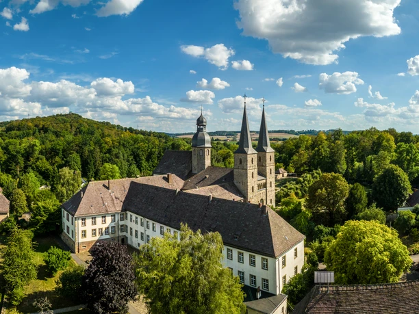 Marienmuenster-Abtei Marienmuenster-Teutoburger-Wald-Tourismus-D-Ketz-075.jpg Luftaufnahme eines historischen Klosters im Grünen, umgeben von dichten Wäldern und Hügeln.