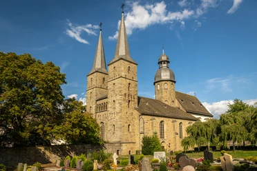 Marienmuenster-Abtei Marienmuenster-Teutoburger-Wald-Tourismus-D-Ketz-083-CC-BY-SA.jpg Stiftskirche St. Bonifatius in einer grünen Umgebung mit zwei Türmen, klarem Himmel im Sommer.