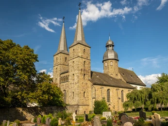 Marienmuenster-Abtei Marienmuenster-Teutoburger-Wald-Tourismus-D-Ketz-083-CC-BY-SA.jpg Stiftskirche St. Bonifatius in einer grünen Umgebung mit zwei Türmen, klarem Himmel im Sommer.