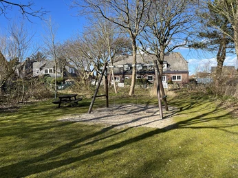 Schaukel auf dem Spielplatz Senwai