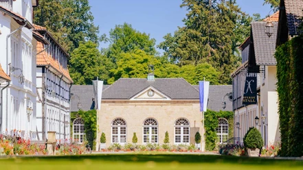 Das Haus der Brunnenarkaden von vorne im Gräflichen Park.
