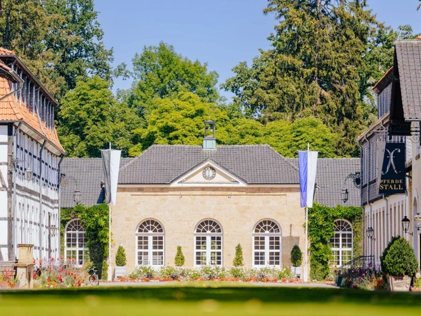 Das Haus der Brunnenarkaden von vorne im Gräflichen Park.