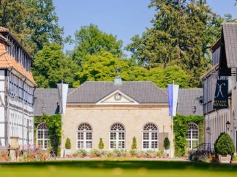 Brunnenarkaden im Gräflichen Park Das Haus der Brunnenarkaden von vorne im Gräflichen Park.