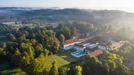 Luftaufnahme des Gräflichen Parks im Sommer mit Blick auf das Hotel.