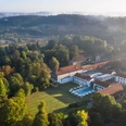 Luftaufnahme des Gräflichen Parks im Sommer mit Blick auf das Hotel.