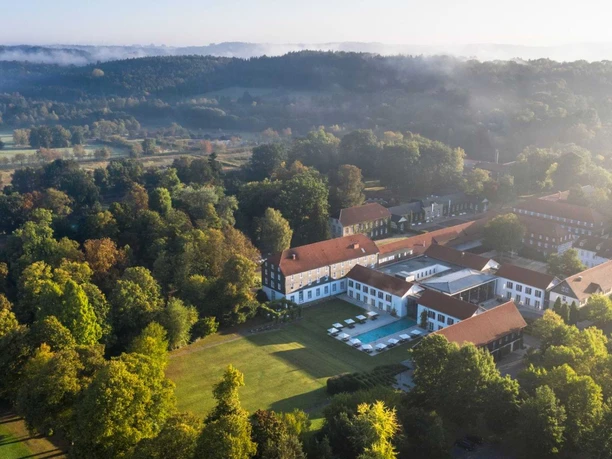 Luftaufnahme des Gräflichen Parks im Sommer mit Blick auf das Hotel.