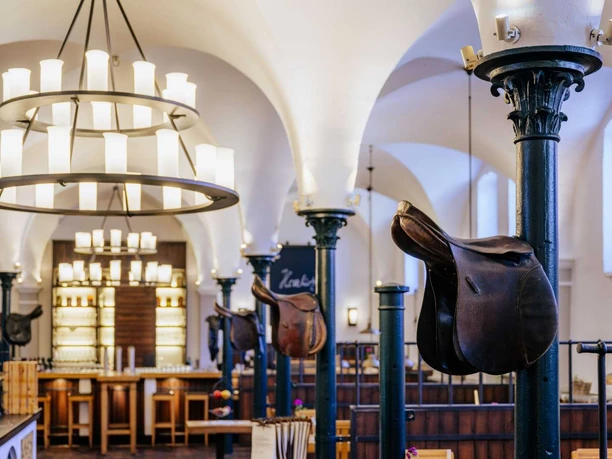 Restaurant Pferdestall im Gräflichen Park Restaurant Pferdestall von innen, mit Blick auf Sitzbereiche und Bar.