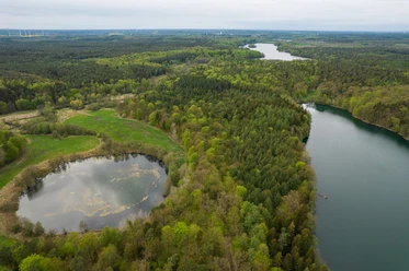 Luftaufnahme Lottsee Eine Seen- und Waldlandschaft von oben. Zu sehen ist der Lottsee im Hellbachtal.