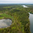 Luftaufnahme Lottsee Eine Seen- und Waldlandschaft von oben. Zu sehen ist der Lottsee im Hellbachtal.