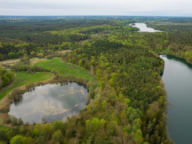 Luftaufnahme Lottsee Eine Seen- und Waldlandschaft von oben. Zu sehen ist der Lottsee im Hellbachtal.