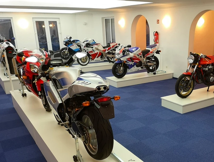 Motorräder im Motorradmuseum Motorräder im Motorradmuseum Motorcycles in the motorcycle museumMotorcykler i motorcykelmuseetMotoren in het motormuseum