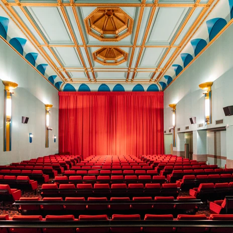 Kinosaal mit rotem Vorhang und Bühne im Regina-Palast in Leipzig Reudnitz