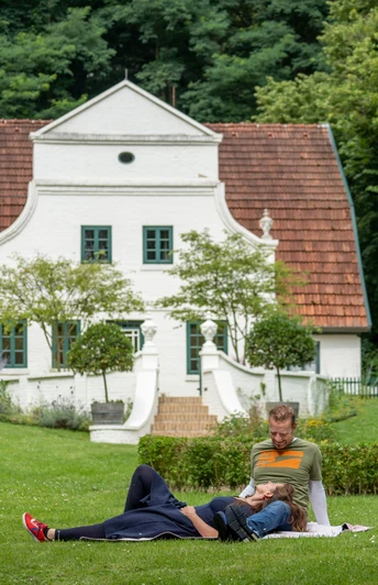 Im Künstlerdorf Worpswede Zwei Personen entspannen auf einer Wiese vor einem weißen historischen Haus in Worpswede.Two people relaxing on a lawn in front of a white historic house in Worpswede.To mennesker slapper af på en græsplæne foran et hvidt, historisk hus i Worpswede.Twee mensen ontspannen op een grasveld voor een wit historisch huis in Worpswede.