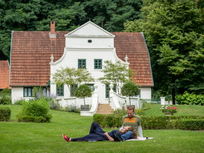 Im Künstlerdorf Worpswede Zwei Personen entspannen auf einer Wiese vor einem weißen historischen Haus in Worpswede.Two people relaxing on a lawn in front of a white historic house in Worpswede.To mennesker slapper af på en græsplæne foran et hvidt, historisk hus i Worpswede.Twee mensen ontspannen op een grasveld voor een wit historisch huis in Worpswede.
