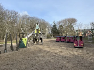 Spielplatz Südwäldchen Klettergerüst und Eisenbahn