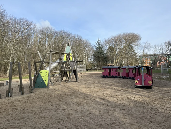 Spielplatz Südwäldchen Klettergerüst und Eisenbahn