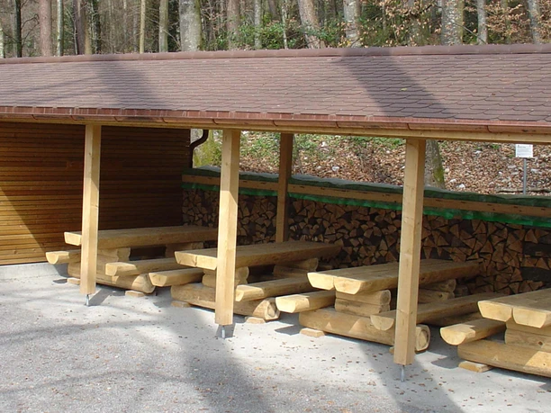picknickplatz-merligen-unterstand-holztische.jpg