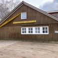 Ratzeburger_KanuClub_PetraRoemer_032023.jpg Ratzeburger Kanu Club, Gebäude mit Holzverkleidung und gelber Schrift