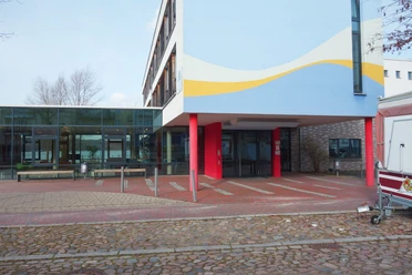 Jugendherberge Ratzeburg - Bernadette Raffenberg 09.03.23 (2).jpg Außenansicht der Jugendherberge Ratzeburg, Eingang mit rot gestrichenen Pfeilern
