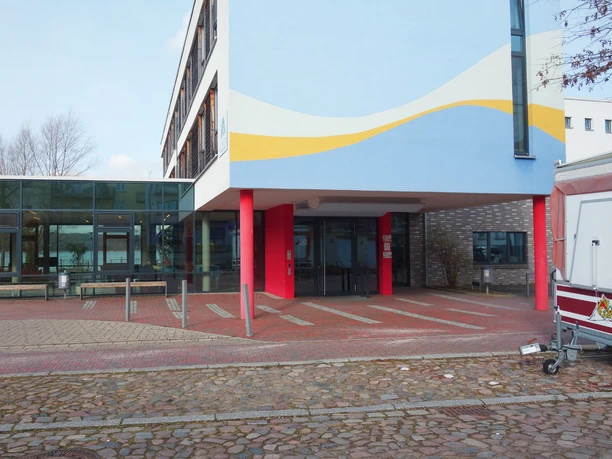 Jugendherberge Ratzeburg - Bernadette Raffenberg 09.03.23 (2).jpg Außenansicht der Jugendherberge Ratzeburg, Eingang mit rot gestrichenen Pfeilern