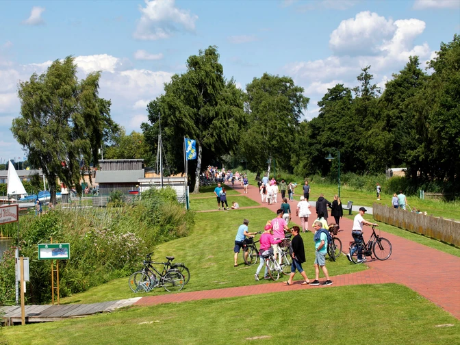 Zahlreiche Menschen auf dem Deich in Hüde
