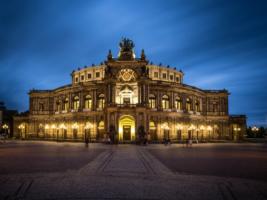 Semperoper blaue Stunde S.Rose.jpg