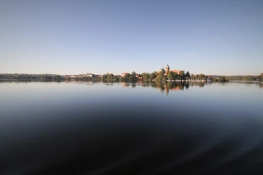 Ratzeburger See mit Domhalbinsel.JPG Ein Blick über den Ratzeburger See auf die Domhalbinsel. Die Stadt Ratzeburg spiegelt sich im Wasser.