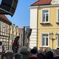 Läthare Spende Verden Ein mittelalterlich gekleideter Redner spricht zu einer Menge vor der historischen Kulisse Verdens.A speaker dressed in medieval garb addresses a crowd against the historic backdrop of Verden.En taler klædt i middelalderkostume taler til en folkemængde i Verdens historiske kulisse.Een spreker in middeleeuws kostuum spreekt een menigte toe tegen de historische achtergrond van Verden.