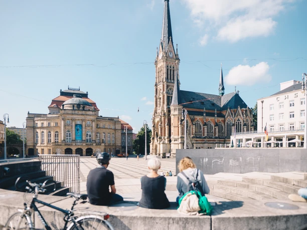 Theaterplatz_Oper_Petrikirche_(c)Ernesto Uhlmann.jpg Opera a Petrikirche na divadelním náměstí v Chemnitz pod jasnou oblohou.