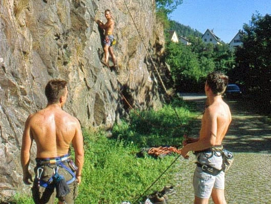 Klettern zwei Jungs auf Stra e bearbeitet