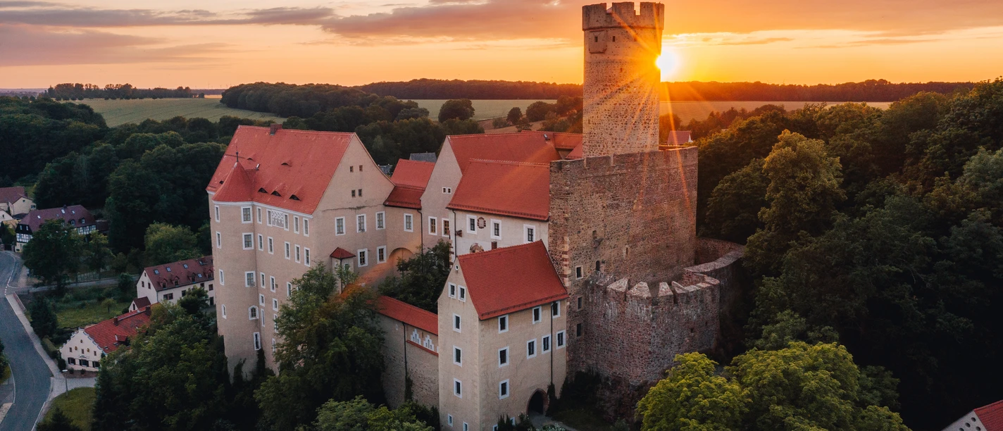 Burg Gnandstein bei Sonnenuntergang - Sehenswürdigkeiten in der Leipzig Region Vogelperspektive auf die imposante Burg Gnandstein in Frohburg bei Sonnenuntergang, Familie, Freizeit, Kinder, Ausflug
