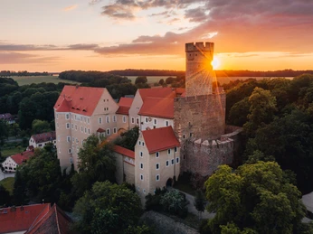 Burg Gnandstein bei Sonnenuntergang - Sehenswürdigkeiten in der Leipzig Region Vogelperspektive auf die imposante Burg Gnandstein in Frohburg bei Sonnenuntergang, Familie, Freizeit, Kinder, Ausflug