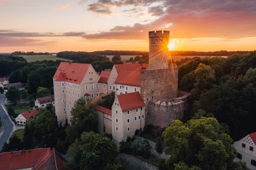 Vue aérienne de l'imposant château de Gnandstein à Frohburg au coucher du soleil, famille, loisirs, enfants, excursion
