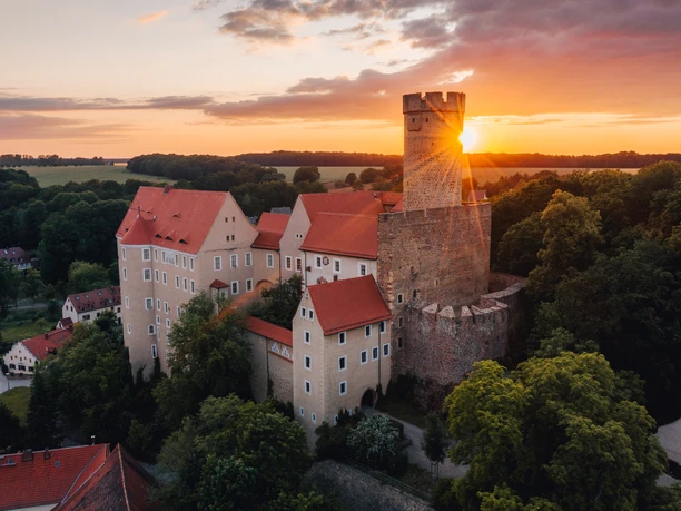 Vue aérienne de l'imposant château de Gnandstein à Frohburg au coucher du soleil, famille, loisirs, enfants, excursion
