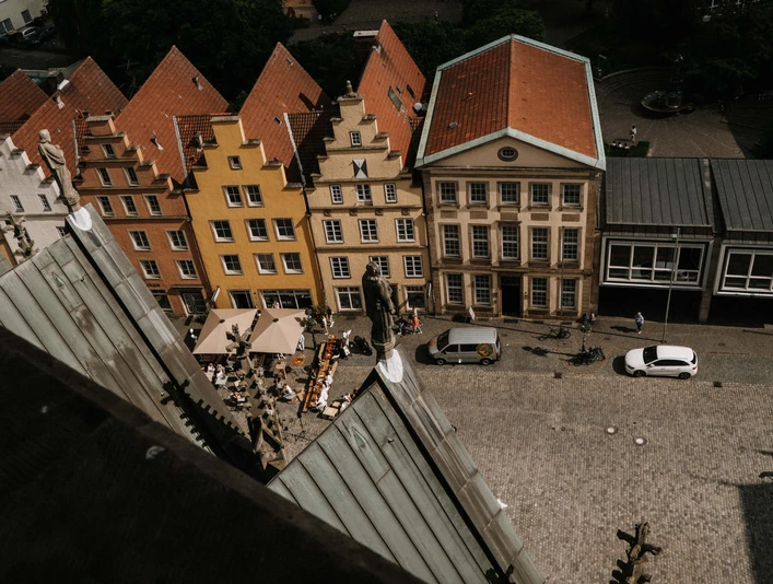 Aerial view of the EMR seen from St. Mary's Church Blick auf den Platz mit farbenfrohen Giebelhäusern und Cafétischen aus der Höhe der Marienkirche.View of the square with its colorful gabled houses and café tables from the height of St. Mary's Church.Udsigt over pladsen med dens farverige gavlhuse og caféborde fra højden af Mariakirken.Zicht op het plein met de kleurrijke gevelhuizen en cafétafels vanaf de hoogte van de St. Mary's Church.