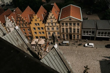 Luftansicht des EMR von der Marienkirche aus gesehen Zicht op het plein met de kleurrijke gevelhuizen en cafétafels vanaf de hoogte van de St. Mary's Church.