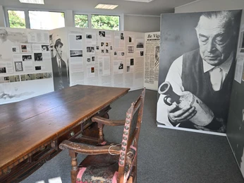 Remarques desk Remarques Schreibtisch im Erich Remarque-FriedenszentrumRemarque's desk in the Erich Remarque Peace CenterRemarque's bureau in het Erich Remarque VredescentrumRemarques skrivebord i Erich Remarques Fredscenter