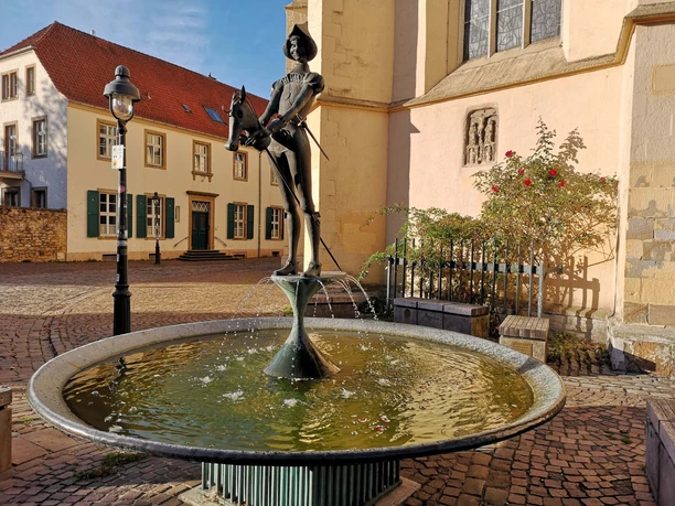 Der Brunnen wurde 1978/79 vom Osnabrücker Bildhauer Hans Gerd Ruwe geschaffen Bronzestatue eines Ritters auf einem Pferd, umgeben von einem Wasserspiel auf einem Platz in Osnabrück.