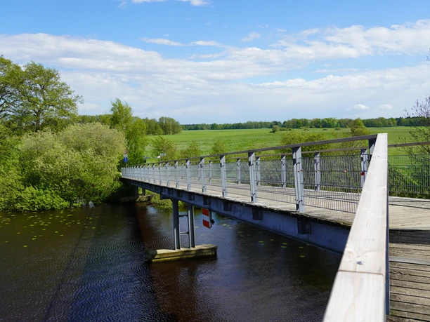 Die Brücke mit dem Knick Pedestrians can also cross the Hamme between Worpswede and Osterholz-Scharmbeck via the bridge with the kink