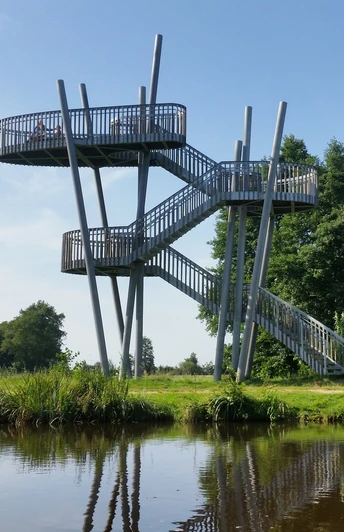 Blick auf den Aussichtsturm Neu Helgoland/Worpswede der direkt an dem Fluss Hamme liegtView of the Neu Helgoland/Worpswede observation tower, which is located directly on the River HammeUdsigt over udsigtstårnet Neu Helgoland/Worpswede, som ligger direkte på floden HammeUitzicht op de uitkijktoren Neu Helgoland/Worpswede, die direct aan de rivier de Hamme ligt