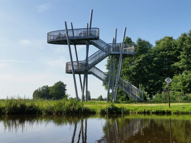 Uitzicht op de uitkijktoren Neu Helgoland/Worpswede, die direct aan de rivier de Hamme ligt