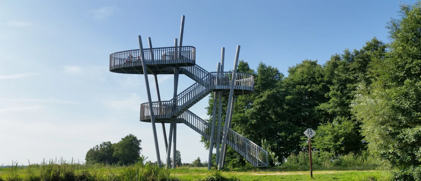 Blick auf den Aussichtsturm Neu Helgoland View of the Neu Helgoland/Worpswede observation tower, which is located directly on the River Hamme