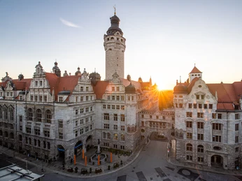 Neues Rathaus Leipzig mit dem Restaurant und der Eventlocation Ratskeller Leipzig | Leipzig Convention Bureau Außenansicht des Neuen Rathauses Leipzig, in dem sich das Restaurant und die Eventlocation Ratskeller Leipzig befinden – präsentiert vom Leipzig Convention BureauExterior view of the New Town Hall Leipzig, home to the restaurant and event venue Ratskeller Leipzig – presented by Leipzig Convention Bureau