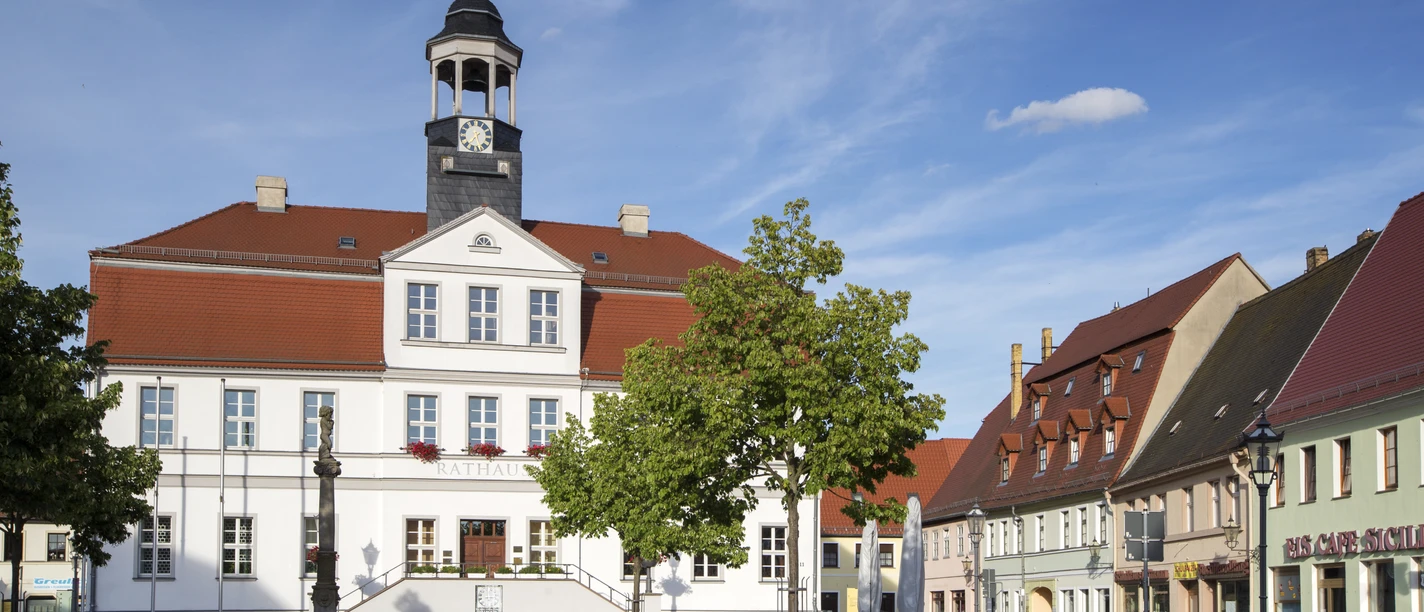 Rathaus auf dem Marktplatz in Bad Düben - Architektur in der Region Leipzig Rathaus auf dem Marktplatz in Bad Düben im Sonnenlicht
