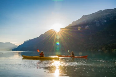 bönigen-kajak-sommer-sonne-brienzersee.jpg