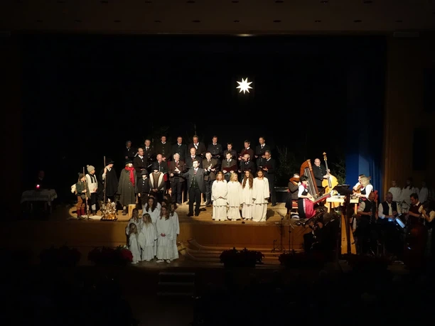 adventssingen-bad-aibling-tuet-es-allen-kund-kurhaus-krippenspiel-alpenländisch-volksmusik-engelchor.JPG