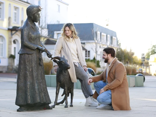 Frau mit Ziege und Familie