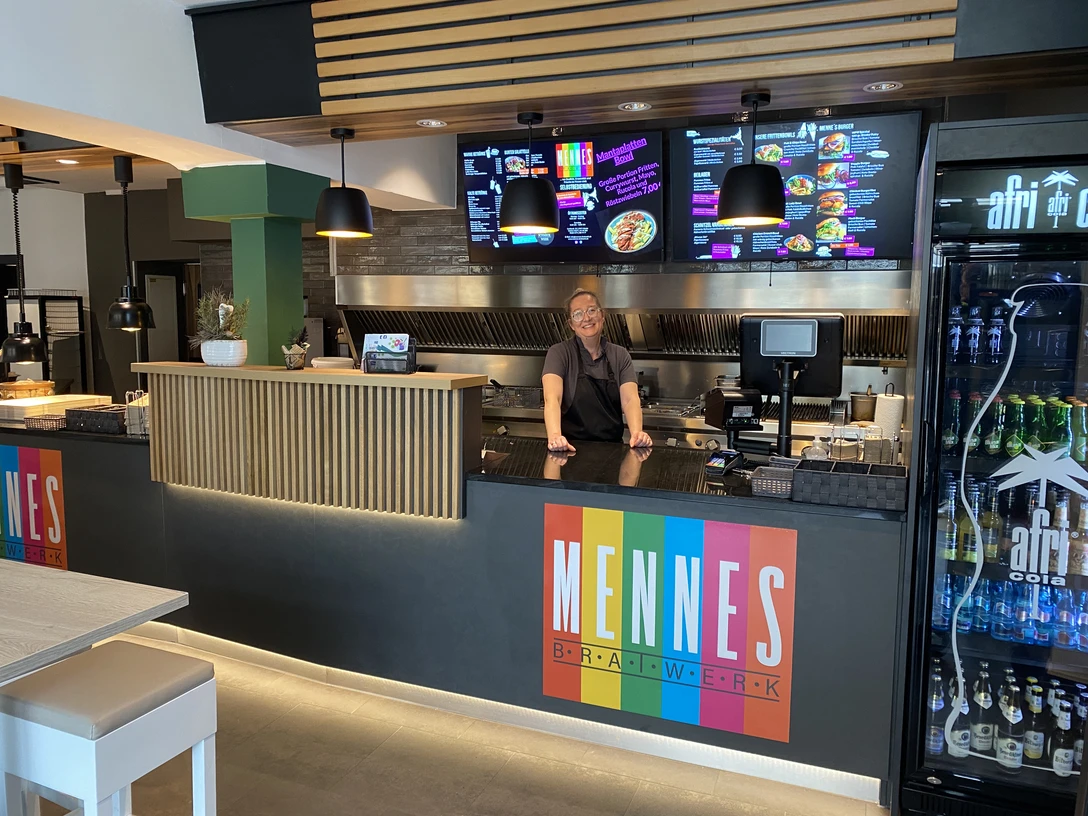 Moderner Gastronomietresen in Holz und grau mit Leuchtdisplays