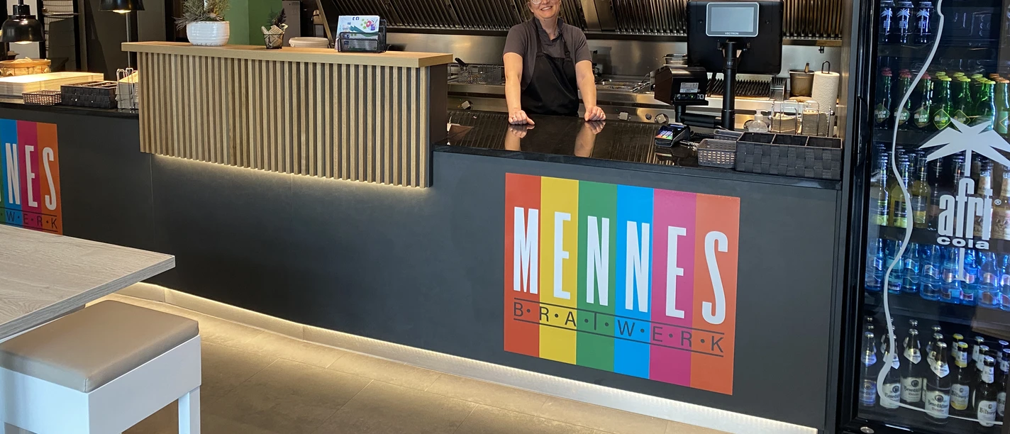 Moderner Gastronomietresen in Holz und grau mit Leuchtdisplays